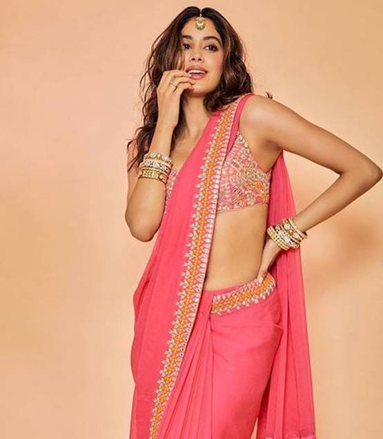 दोस्त संग तिरुपति मंदिर में दर्शन करने पहुंची जाह्नवी कपूर, दिखा ट्रेडिशनल अंदाज