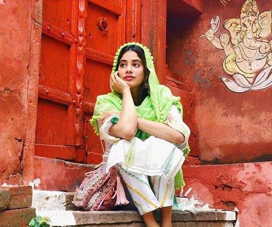 दोस्त संग तिरुपति मंदिर में दर्शन करने पहुंची जाह्नवी कपूर, दिखा ट्रेडिशनल अंदाज