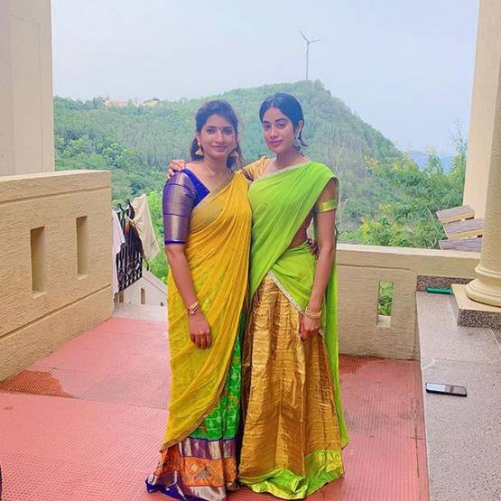 दोस्त संग तिरुपति मंदिर में दर्शन करने पहुंची जाह्नवी कपूर, दिखा ट्रेडिशनल अंदाज