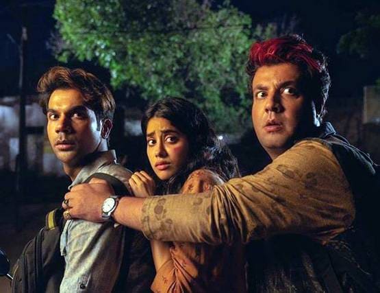 हाथ में सैंडल उठाए नंगे पैर सड़क पर चलती नजर आईं जाह्नवी कपूर, PHOTOS