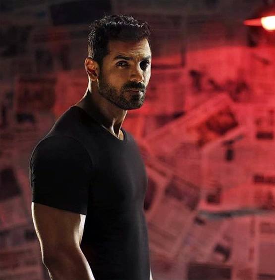 कियारा के टॉपलेस शूट के बाद चर्चा में विक्की-टाइगर का शर्टलेस फोटोशूट