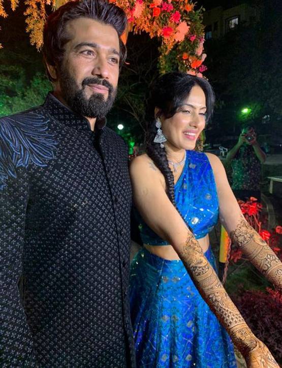 हल्दी के बाद मेहंदी सेरेमनी से काम्या पंजाबी की आईं तस्वीरें, दिखा ये अंदाज