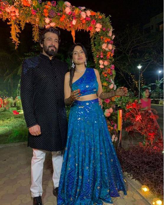 हल्दी के बाद मेहंदी सेरेमनी से काम्या पंजाबी की आईं तस्वीरें, दिखा ये अंदाज