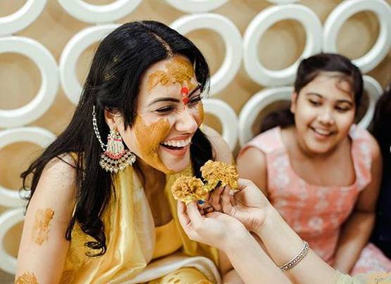 काम्या पंजाबी की हल्दी सेरेमनी की फोटोज आउट, चेहरे पर जाहिर हो रही खुशी