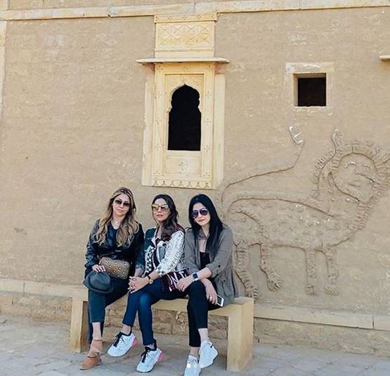 गर्ल गैंग संग गौरी खान की प्राइवेट बैश, करण जौहर के लुक ने किया सबको फेल