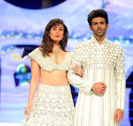 करीना संग कार्तिक का रॉयल अंदाज, फैशन शो में छाया स्टार्स का लुक