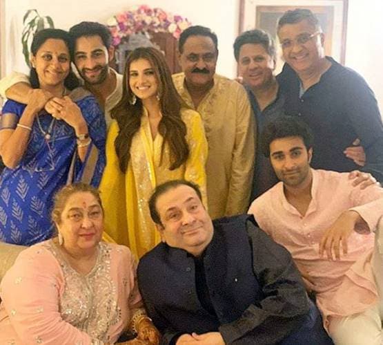 अरमान जैन की मेहंदी में धमाल, करिश्मा ने जमकर की मस्ती, Inside Photos