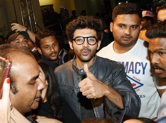 मलंग की स्क्रीनिंग में पहुंचे टाइगर-अर्जुन, बहन संग दिखीं कटरीना