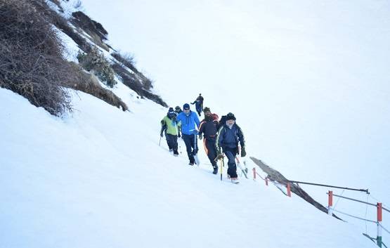 PHOTOS: केदारनाथ धाम में भारी बर्फबारी तो रुद्रप्रयाग में भीषण गर्मी