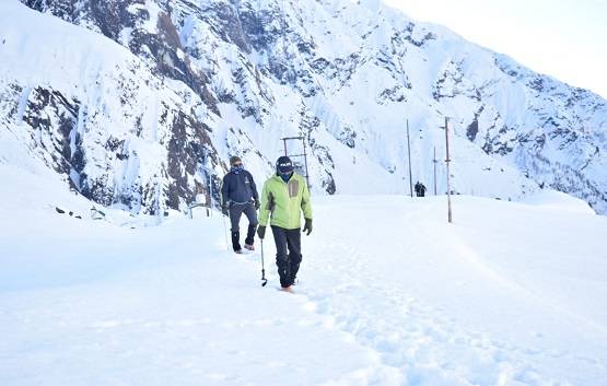 PHOTOS: केदारनाथ धाम में भारी बर्फबारी तो रुद्रप्रयाग में भीषण गर्मी