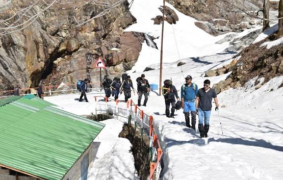 PHOTOS: केदारनाथ धाम में भारी बर्फबारी तो रुद्रप्रयाग में भीषण गर्मी