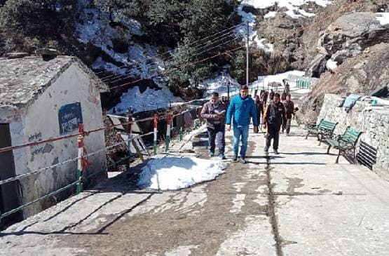 PHOTOS: केदारनाथ धाम में भारी बर्फबारी तो रुद्रप्रयाग में भीषण गर्मी