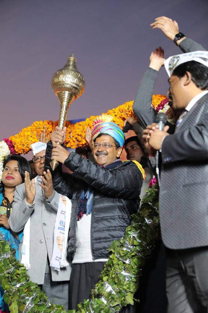 Delhi Election: रोजगार बना मुद्दा तो चुनावी जंग में जुबान भी फिसली