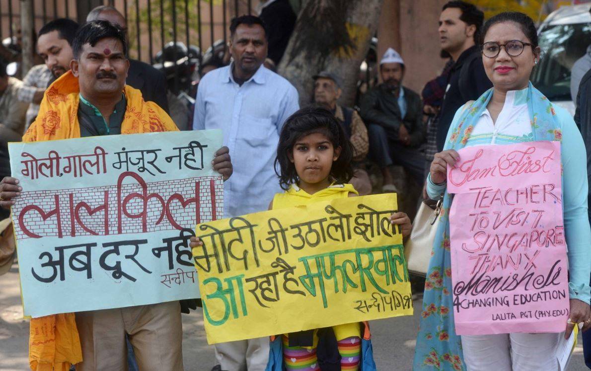 मफलर नहीं, रेड स्वेटर से केजरीवाल ने जीता दिल, जानें कितनी है कीमत