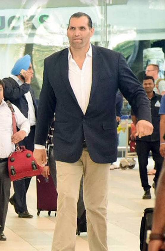 एक फ्रेम में नजर आए द ग्रेट खली-करीना, एयरपोर्ट के बाहर हुए स्पॉट