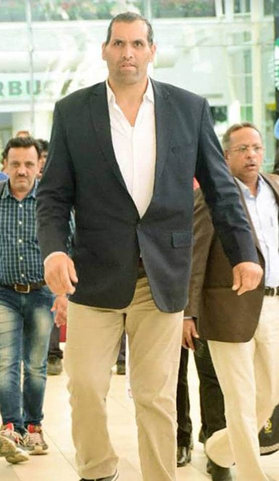 एक फ्रेम में नजर आए द ग्रेट खली-करीना, एयरपोर्ट के बाहर हुए स्पॉट