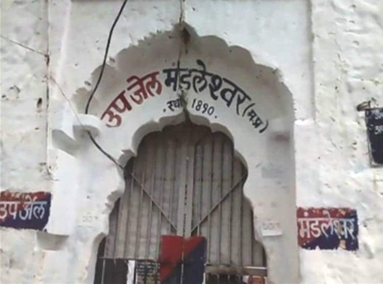 पेड़ों पर लटकी मिलीं मवेशियों की सैकड़ों हड्डियां, राज खुला तो मच गया बवाल