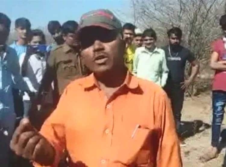 पेड़ों पर लटकी मिलीं मवेशियों की सैकड़ों हड्डियां, राज खुला तो मच गया बवाल