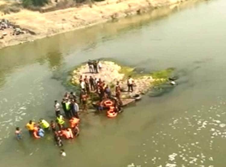 बस एक्सीडेंट के बाद टापू पर ब‍िछी लाशें, एक साथ जलीं 21 च‍िताएं