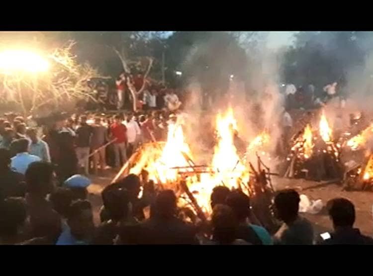 बस एक्सीडेंट के बाद टापू पर ब‍िछी लाशें, एक साथ जलीं 21 च‍िताएं