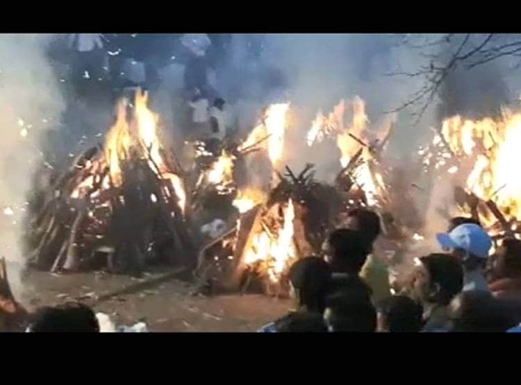 बस एक्सीडेंट के बाद टापू पर ब‍िछी लाशें, एक साथ जलीं 21 च‍िताएं