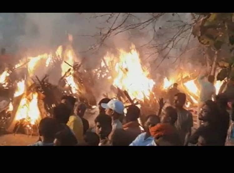 बस एक्सीडेंट के बाद टापू पर ब‍िछी लाशें, एक साथ जलीं 21 च‍िताएं