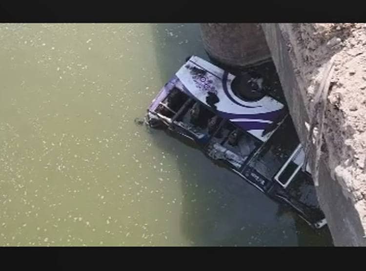 बस एक्सीडेंट के बाद टापू पर ब‍िछी लाशें, एक साथ जलीं 21 च‍िताएं