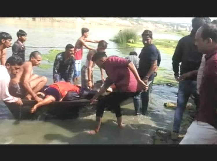 बस एक्सीडेंट के बाद टापू पर ब‍िछी लाशें, एक साथ जलीं 21 च‍िताएं