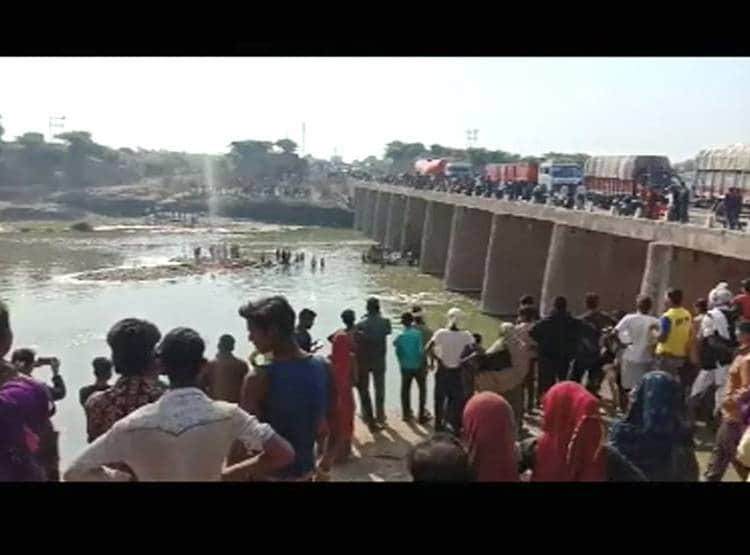 बस एक्सीडेंट के बाद टापू पर ब‍िछी लाशें, एक साथ जलीं 21 च‍िताएं