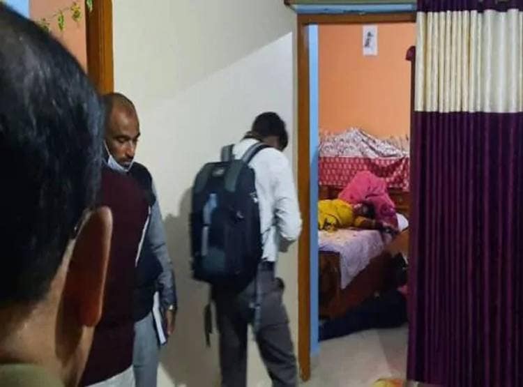 पत्नी की हत्या कर लाश के साथ बैठा था पति, मंजर देख कांप उठी पुलिस