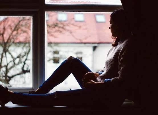 नौकरी परमानेंट करने के नाम पर 100 महिलाओं की कपडे़ उतरवाकर जांच