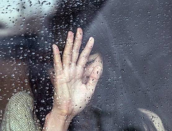 नौकरी परमानेंट करने के नाम पर 100 महिलाओं की कपडे़ उतरवाकर जांच