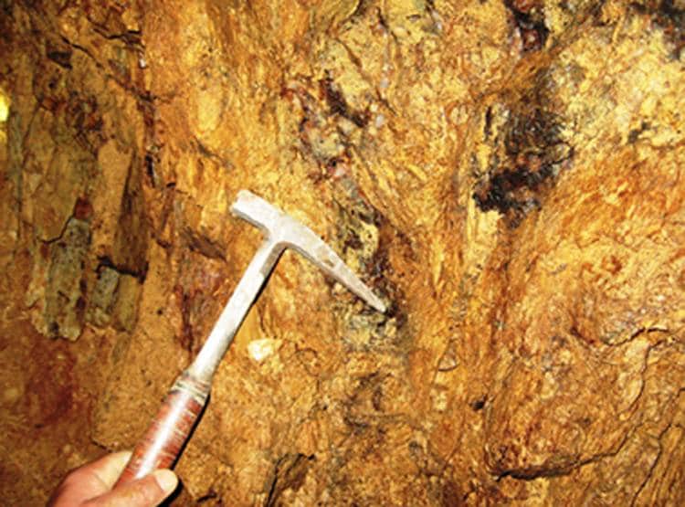 सोनभद्र में मौजूद है ट्रेन से भी लंबी 300 टन की सोने की चट्टान