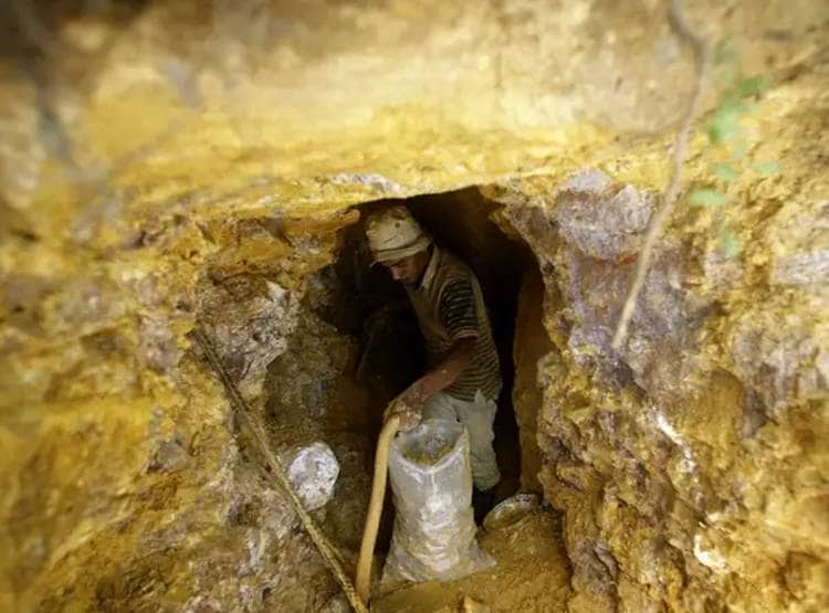 सोनभद्र में मौजूद है ट्रेन से भी लंबी 300 टन की सोने की चट्टान