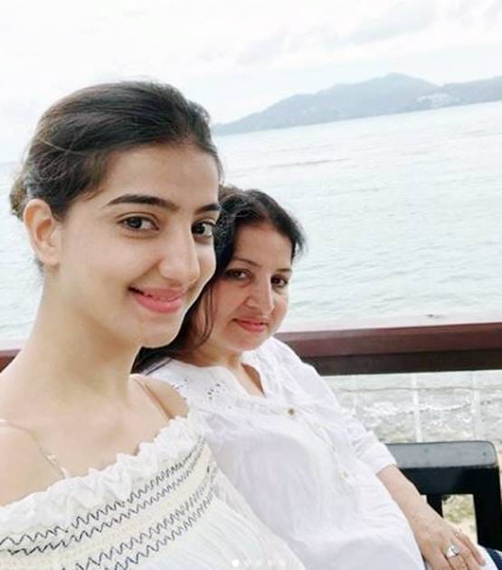 मां बनी साथ निभाना साथ‍िया फेम लवी सासन, शेयर की थ्रोबैक फोटोज