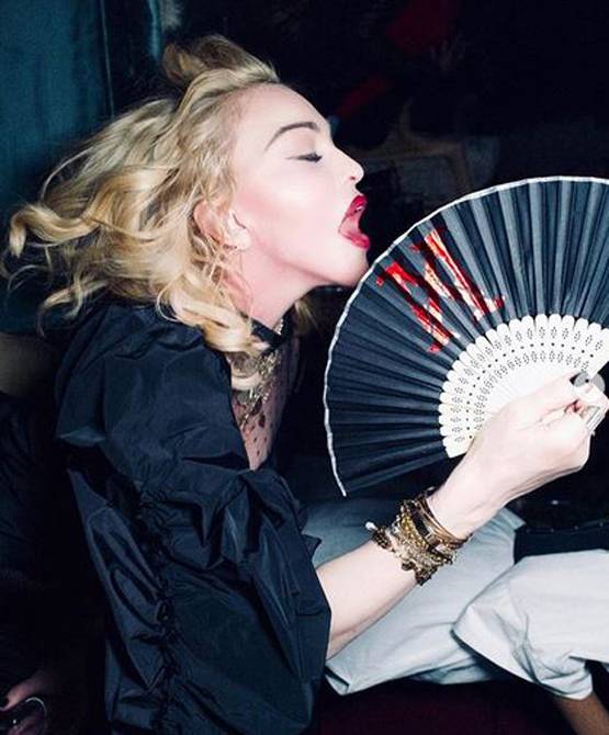 61 साल की मैडोना ने 25 साल के बॉयफ्रेंड को किया Kiss, फोटो वायरल