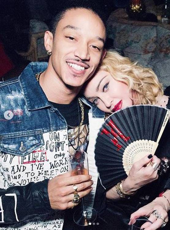 61 साल की मैडोना ने 25 साल के बॉयफ्रेंड को किया Kiss, फोटो वायरल