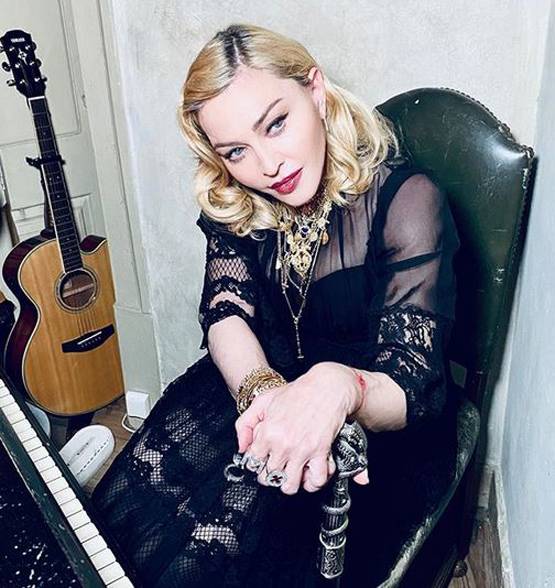 61 साल की मैडोना ने 25 साल के बॉयफ्रेंड को किया Kiss, फोटो वायरल