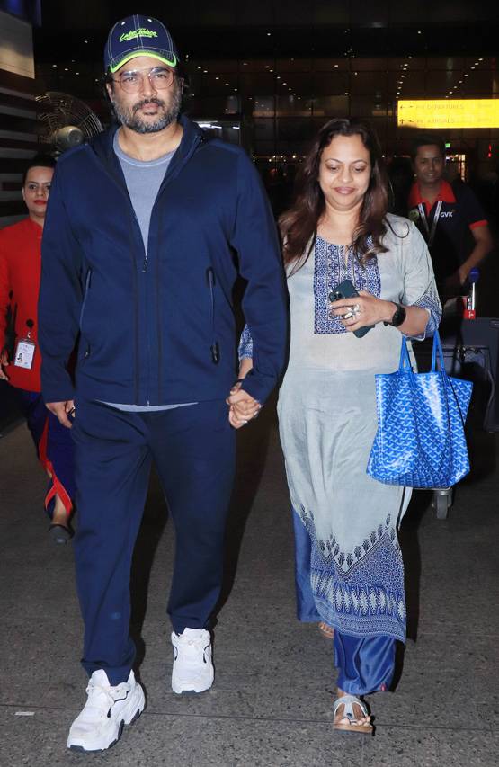 पत्नी का हाथ थामे एयरपोर्ट पर स्पॉट हुए आर माधवन, PHOTOS