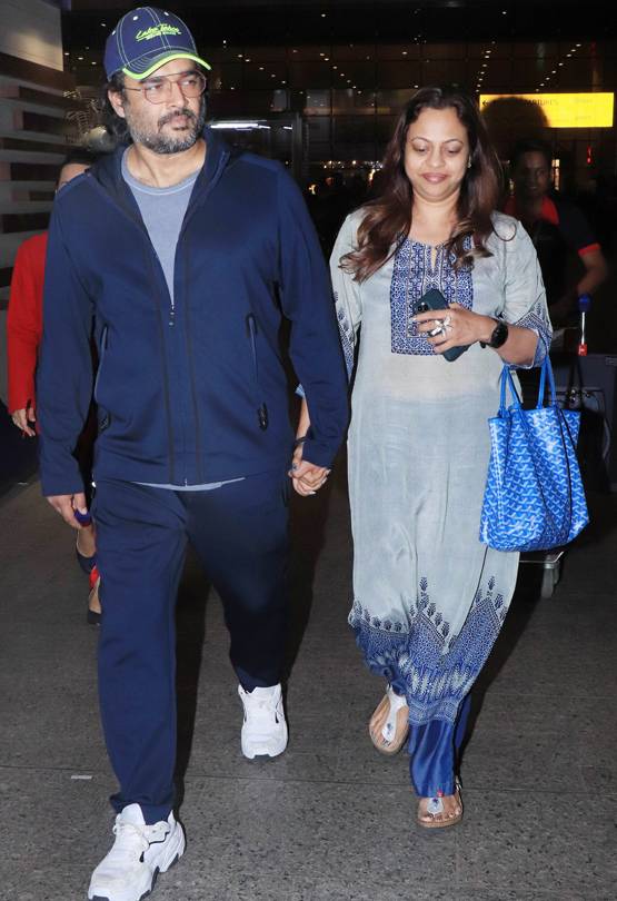 पत्नी का हाथ थामे एयरपोर्ट पर स्पॉट हुए आर माधवन, PHOTOS