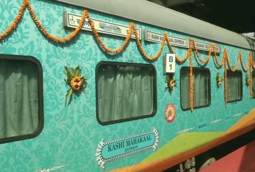 इस हाईटेक ट्रेन में मिलेगा केवल शाकाहारी खाना, PM मोदी ने दिखाई हरी झंडी