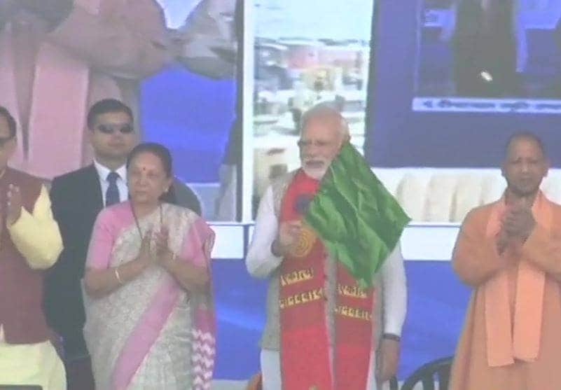 इस हाईटेक ट्रेन में मिलेगा केवल शाकाहारी खाना, PM मोदी ने दिखाई हरी झंडी