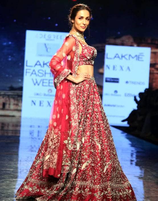 Lakme Fashion Week: मलाइका ने रैंप पर बिखेरा जलवा, देखें सई का लुक