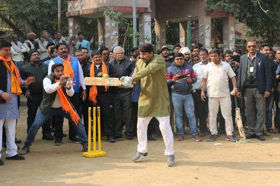 दिल्ली चुनाव: प्रचार थमा, कोई क्रिकेट खेल रहा, कोई चाय पिला रहा