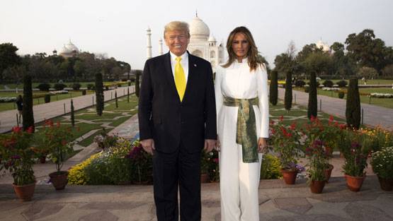 मेलानिया ने व्हाइट जंपसूट पर बांधी ये ग्रीन बेल्ट, इस वजह से है खास