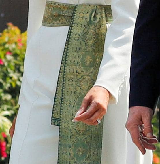 मेलानिया ने व्हाइट जंपसूट पर बांधी ये ग्रीन बेल्ट, इस वजह से है खास