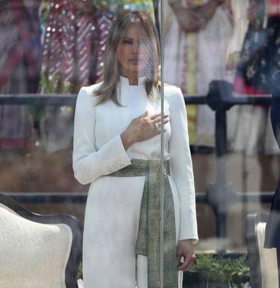 मेलानिया ने व्हाइट जंपसूट पर बांधी ये ग्रीन बेल्ट, इस वजह से है खास