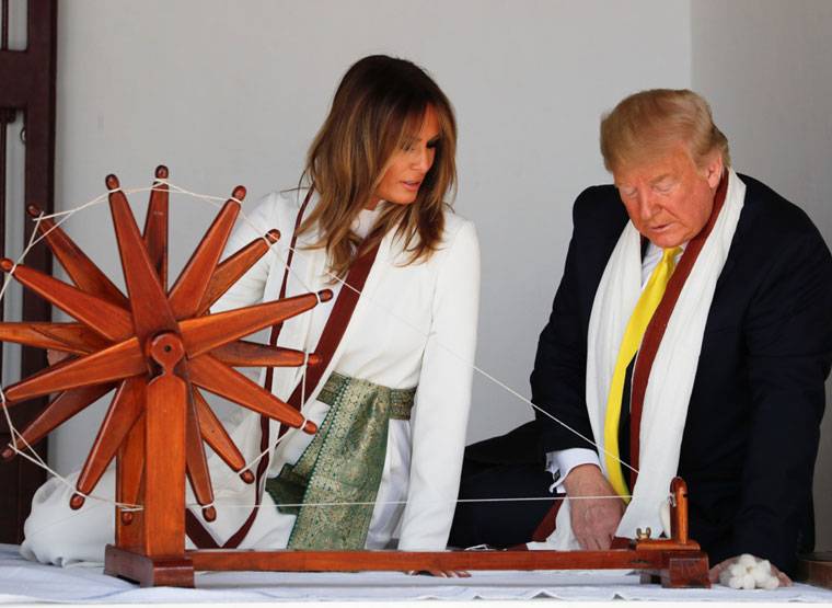 मेलानिया ने व्हाइट जंपसूट पर बांधी ये ग्रीन बेल्ट, इस वजह से है खास