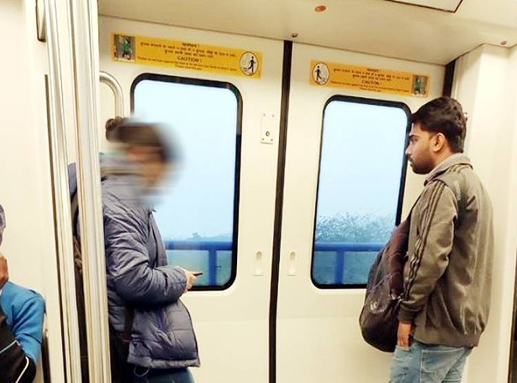 मेट्रो में लड़की के सामने लड़के ने पैंट खोल दिखाया प्राइवेट पार्ट