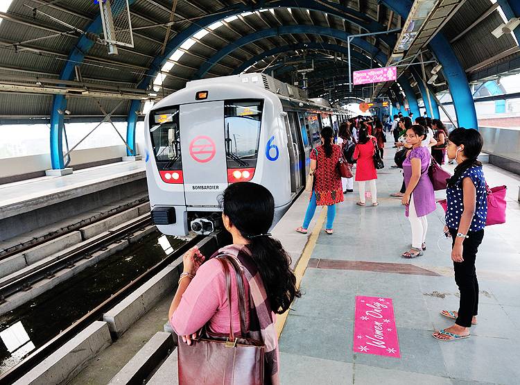 मेट्रो में लड़की के सामने लड़के ने पैंट खोल दिखाया प्राइवेट पार्ट